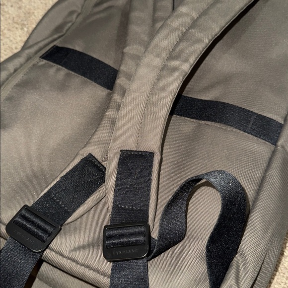 EVERLANE - The ReNew Transit Backpack - Picture 10 of 11